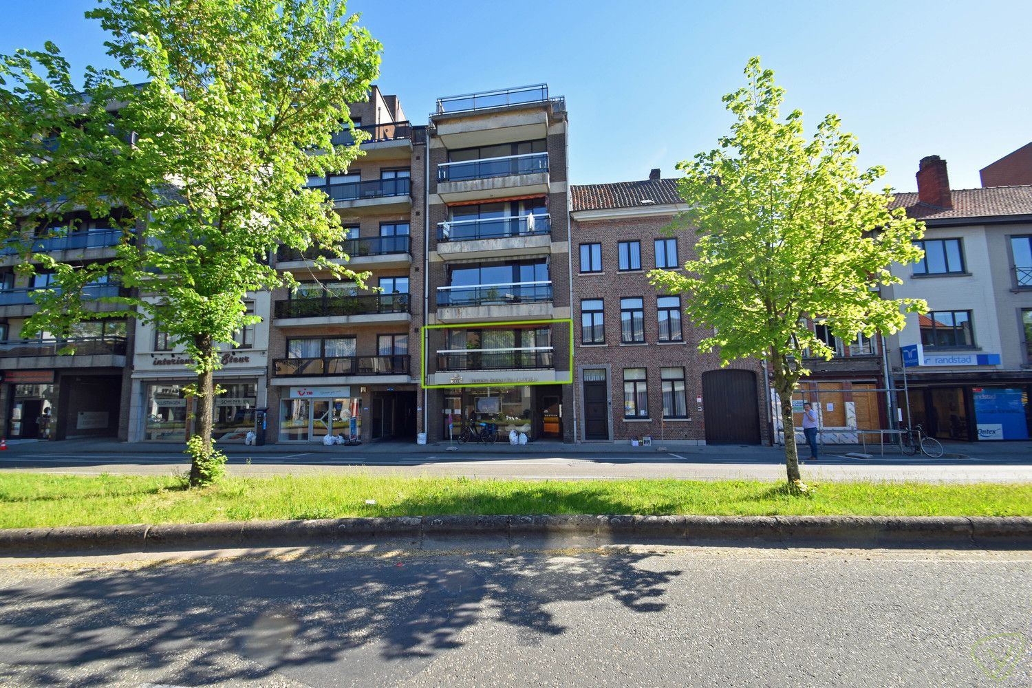 Gerenoveerd appartement te huur in het centrum van Eeklo! foto {{pictureIndex}}