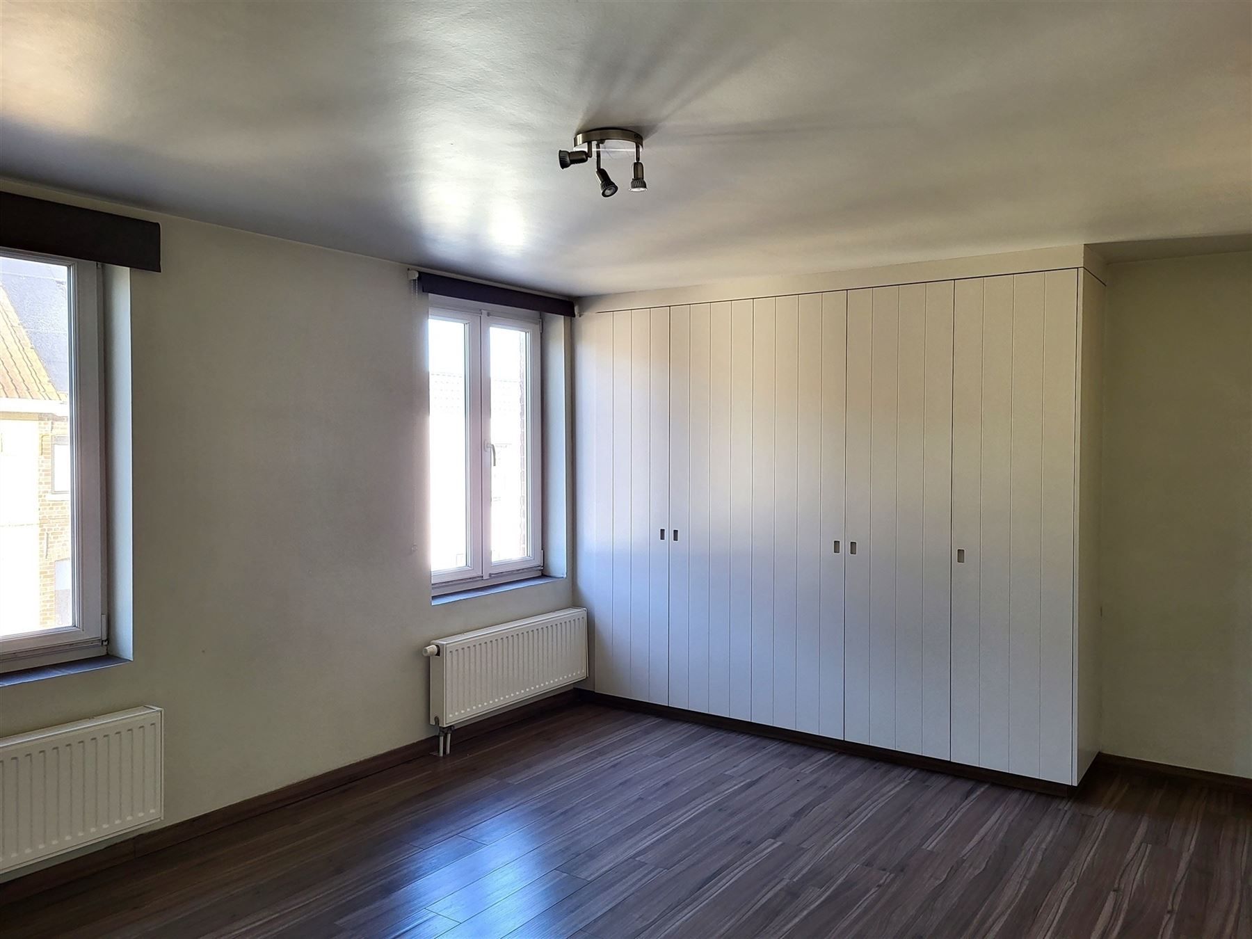 Gerenoveerde woning met twee slaapkamers en groot terras foto 4