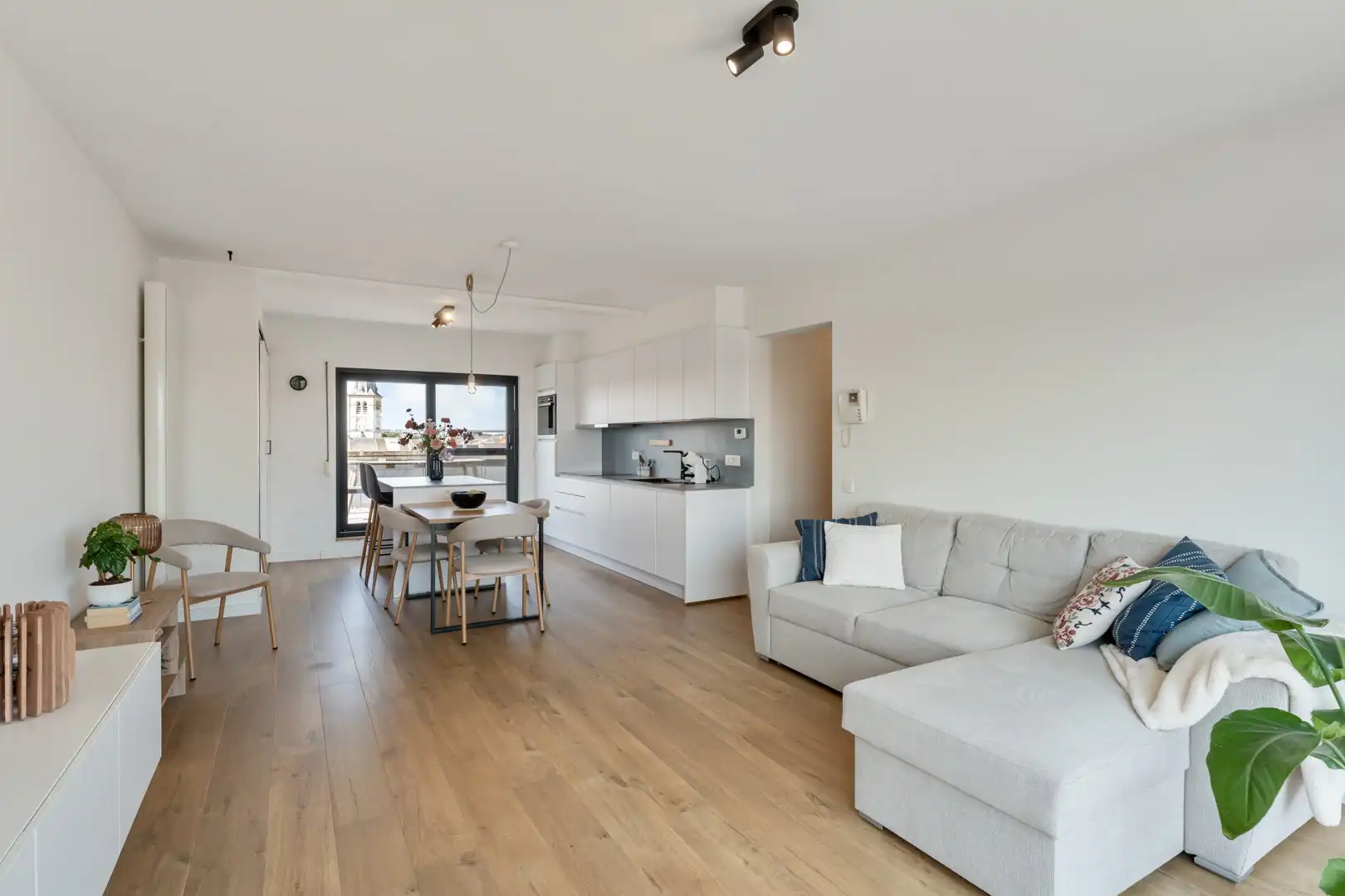 Instapklaar dakappartement met 2 terrassen in centrum Bree foto 9