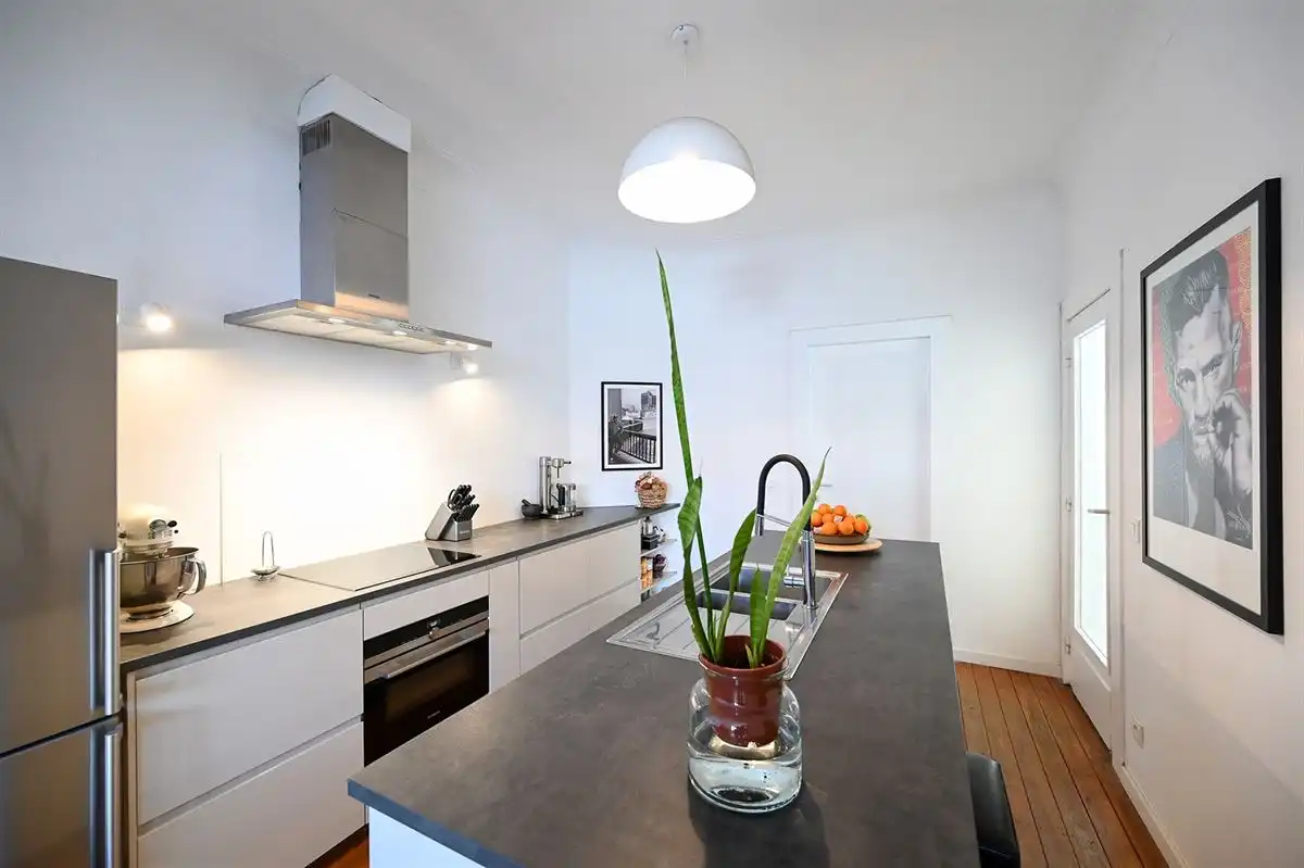 Superleuk appartement met ruime slaapkamer en apart bureel of dressing foto 8