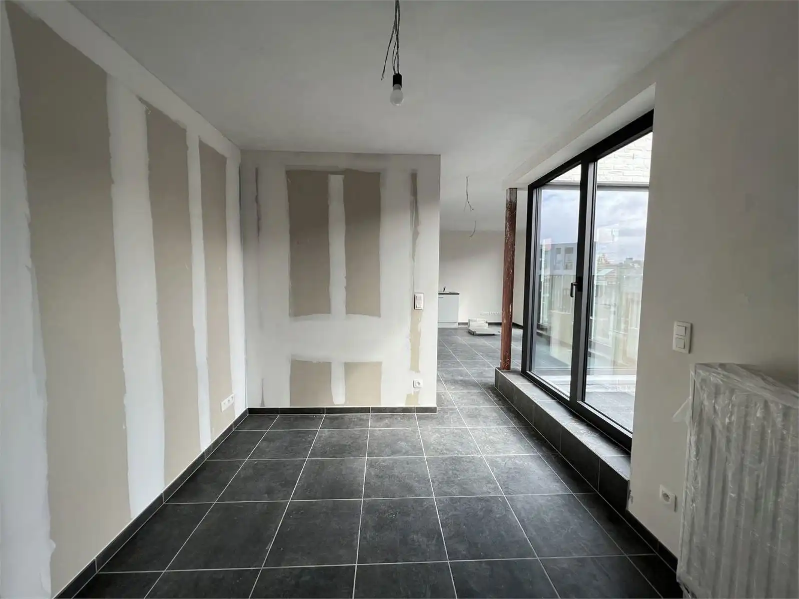 Zeer ruime nieuwbouw studio met slaaphoek, terras en ruime ondergrondse autostaanplaats te huur in het centrum van Leuven foto 7