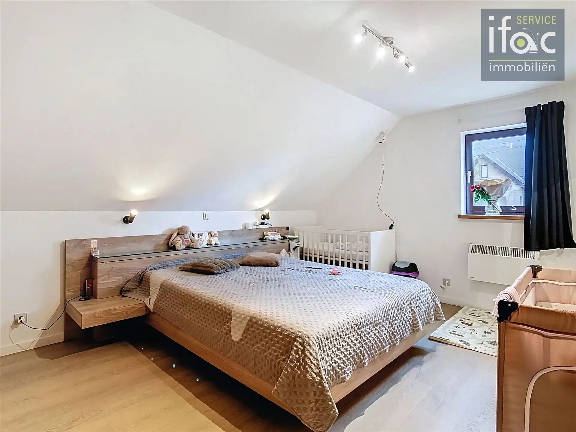 Huis met 4 slpks, 2 badk., tuin en garage foto 12