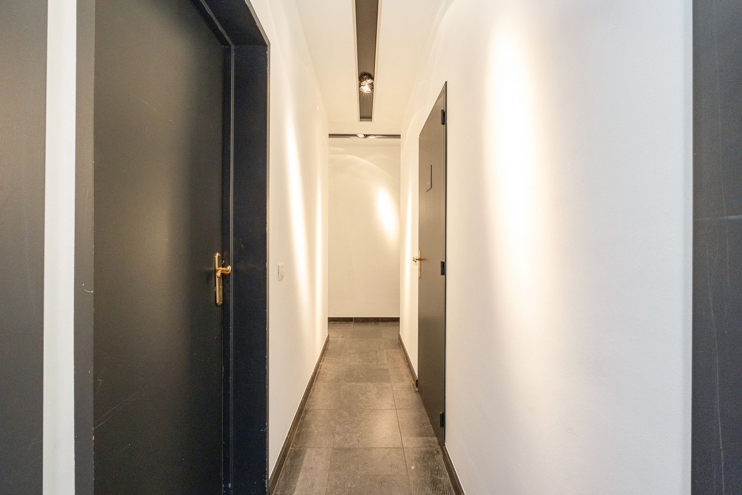 Gelijkvloers appartement  101m² met buitenruimte 20m² en ruime kelder op toplocatie aan het Mechelseplein in hartje Antwerpen foto 10