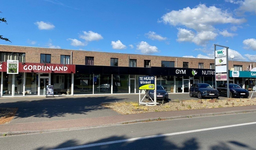 Baanwinkel te huur op zichtlocatie langs N9 in Lievegem foto {{pictureIndex}}