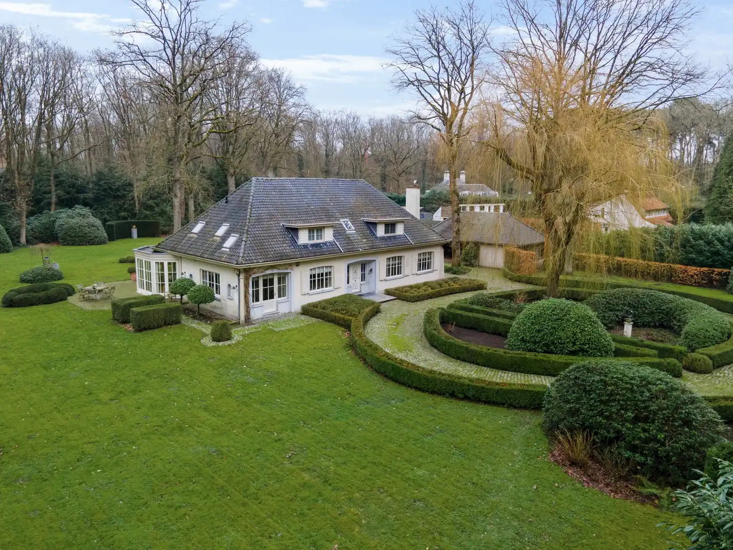 Hoofdfoto van de publicatie: Stijlvolle villa in gegeerde doodlopende straat