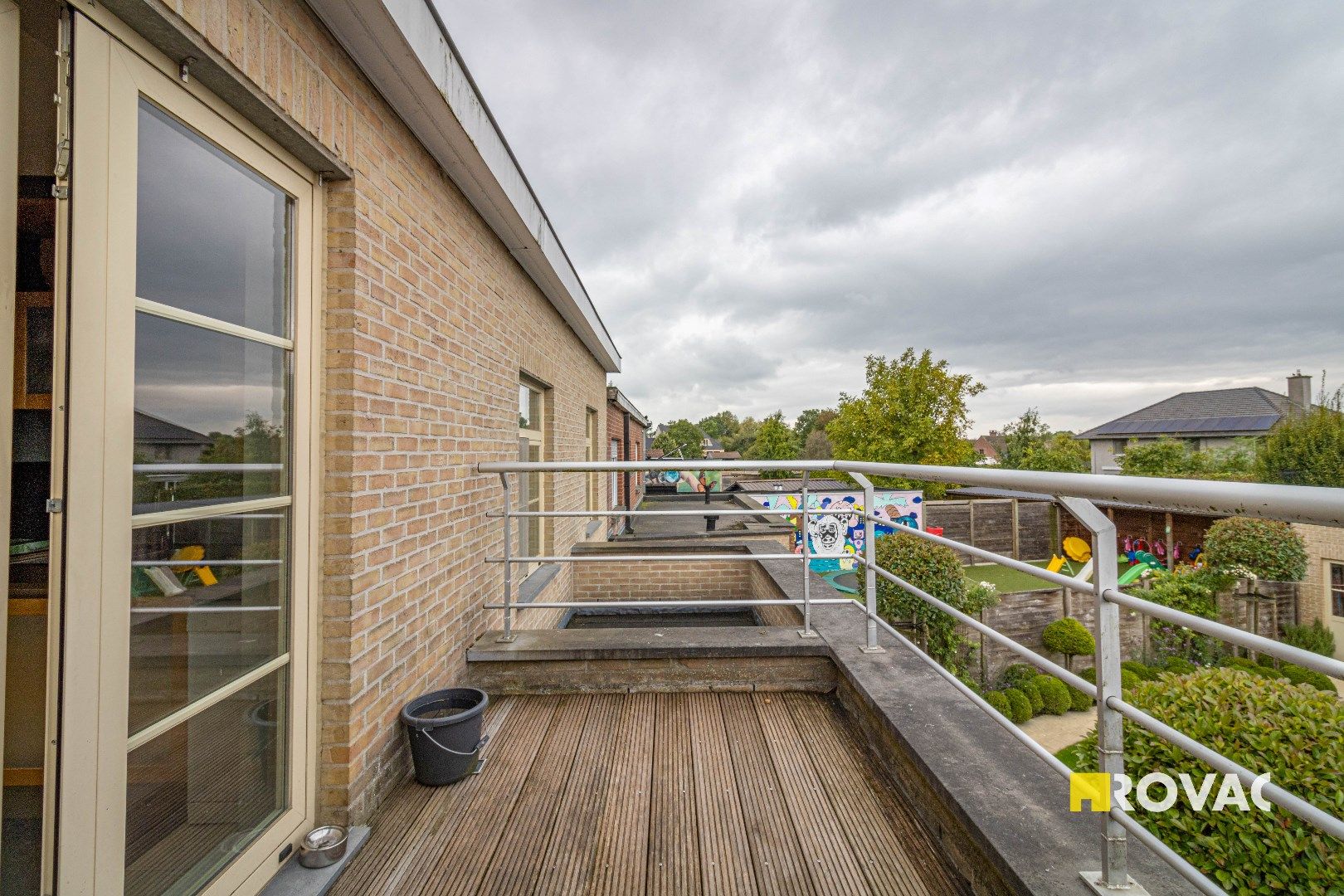 Verzorgde bel-étage woning met terras en garage foto 8