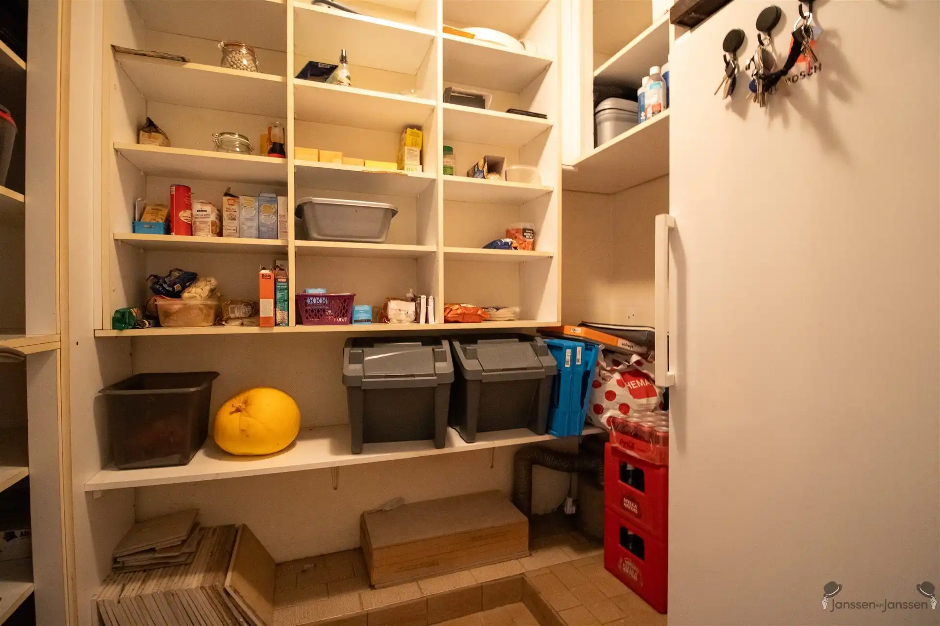 Rustig gelegen gerenoveerde (2022) gelijkvloerse woning met 4 slaapkamers op 970 m². foto 18