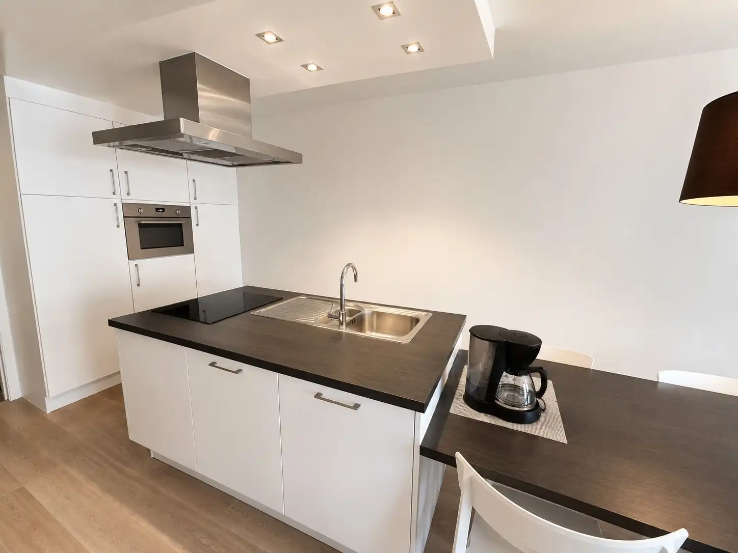 Charmant gelijkvloers appartement met privatieve tuin in het hart van De Haan. foto 5