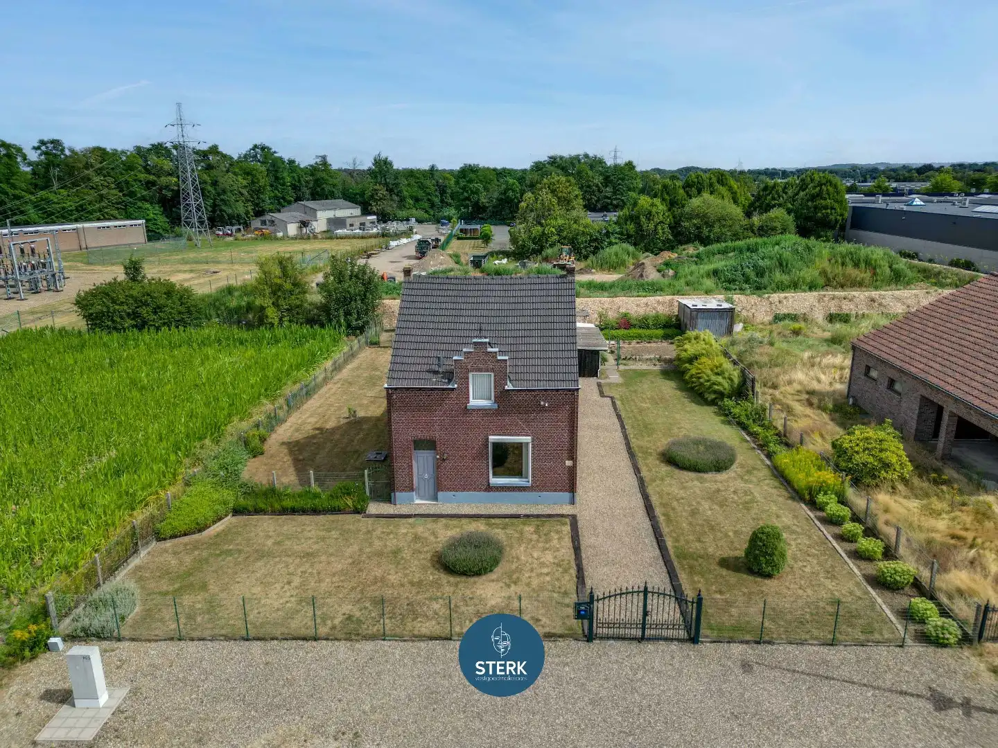 CHARMANTE WONING OP EEN GUNSTIGE LOCATIE TE SMEERMAAS-LANAKEN !  foto {{pictureIndex}}