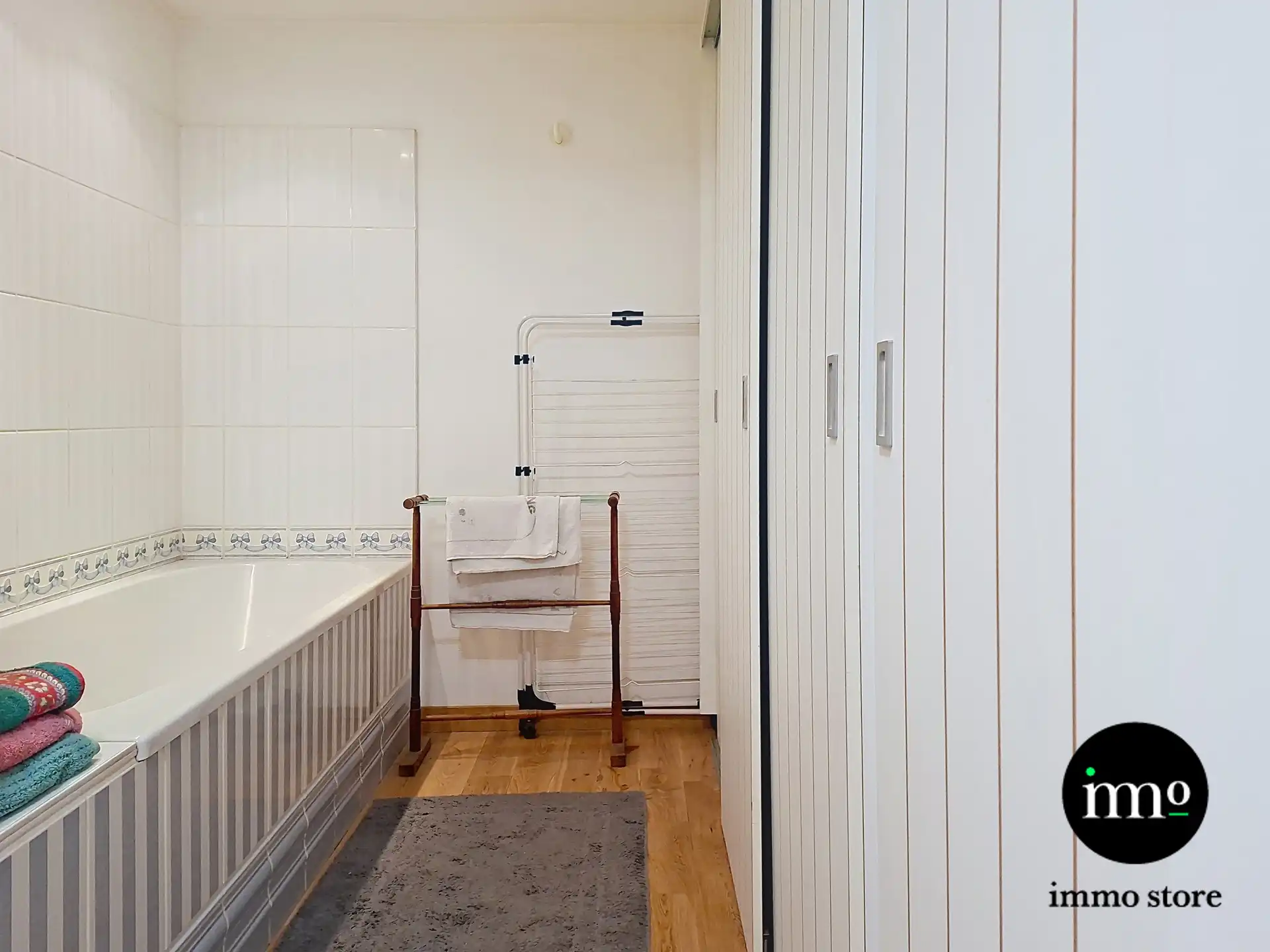 Uitzonderlijk ruime woning met atelier en garage foto 21