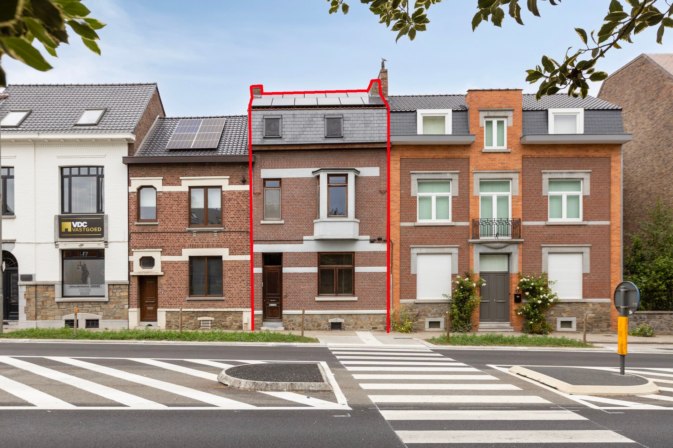 Gerenoveerde herenwoning met garage foto {{pictureIndex}}