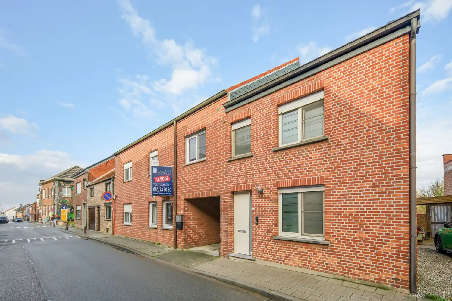 Gelijkvloers appartement met 2 slaapkamers, een ruim terras, 2 autostaanplaatsen, een kelder en een tuin grenzend aan de Vijvers van Bellefroid te Leuven! foto {{pictureIndex}}