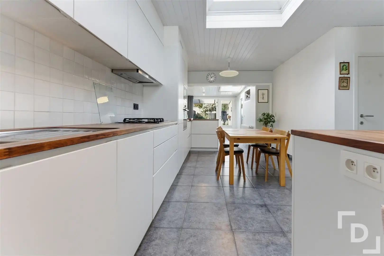 Ruime en energetische woning met uitweg en lostaande garage te koop in centrum Ieper. foto 7