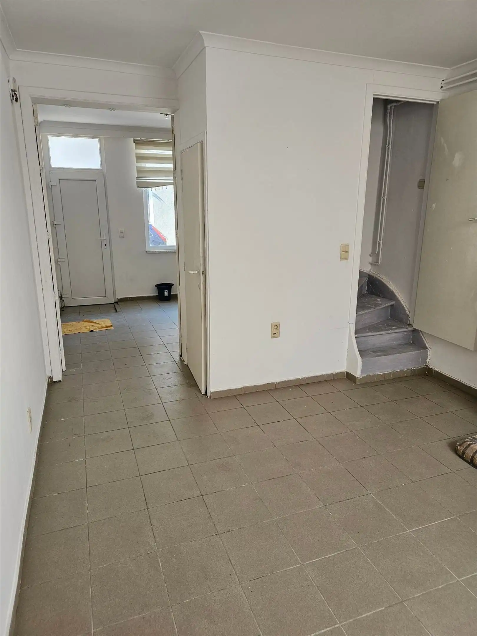 Centraal gelegen, op te frissen rijwoning met 4 slaapkamers. foto 8