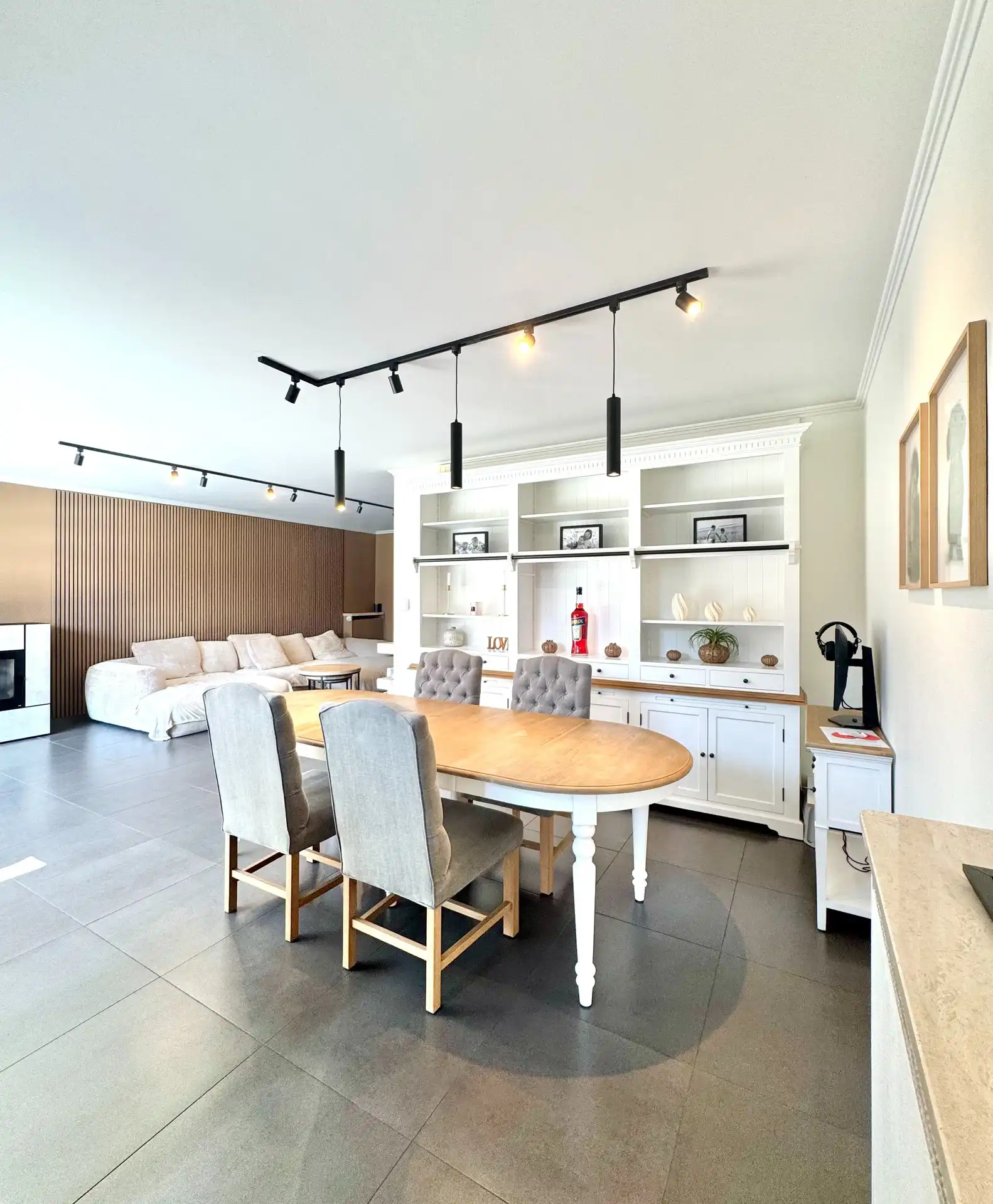 BREDE GEVEL- WONING | ZWEMBAD | DUBBELE GARAGE | TUIN |1.055 M² foto 10