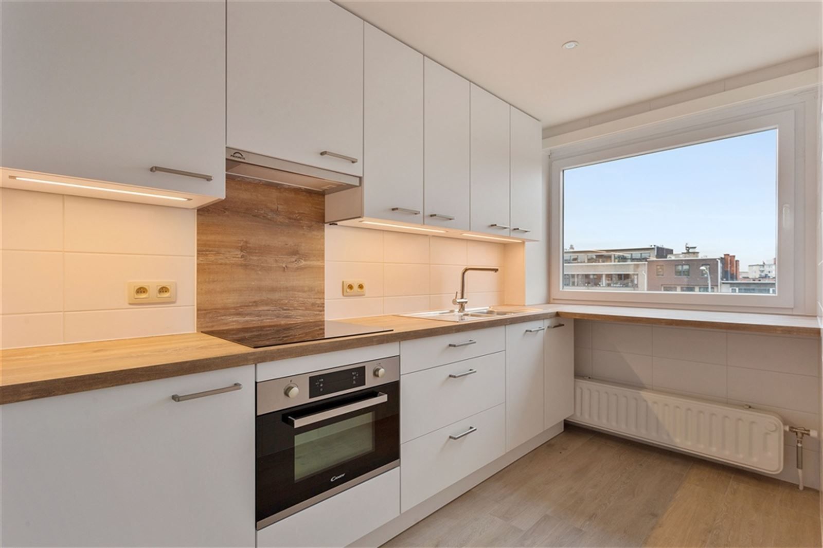 Modern appartement met 2 slaapkamers + bureau en parking! foto {{pictureIndex}}