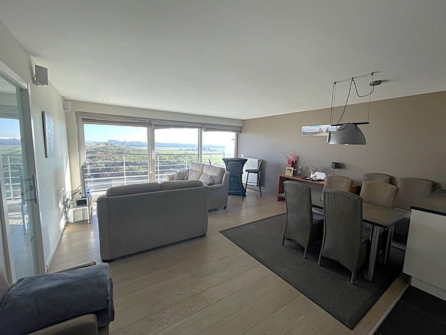 Modern gemeubeld appartement met terras en zeezicht  foto 3