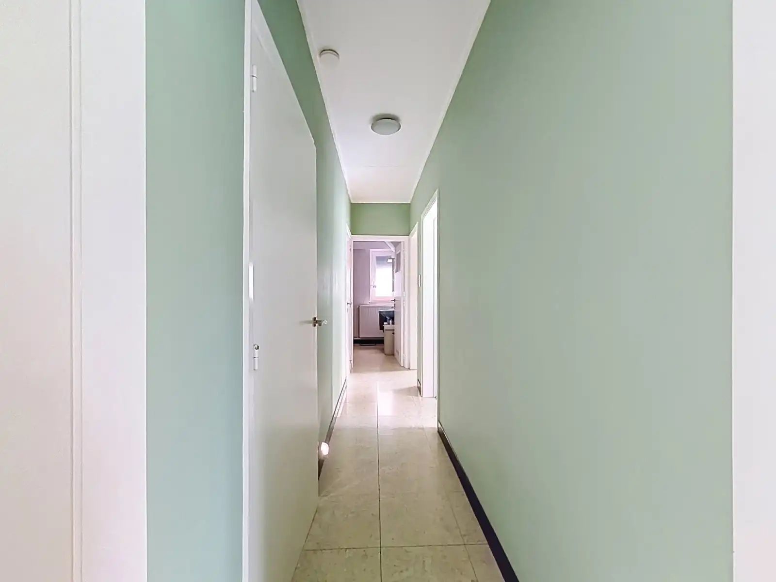 Instapklare woning met 4 SLPK, Garage én Tuin! foto 9