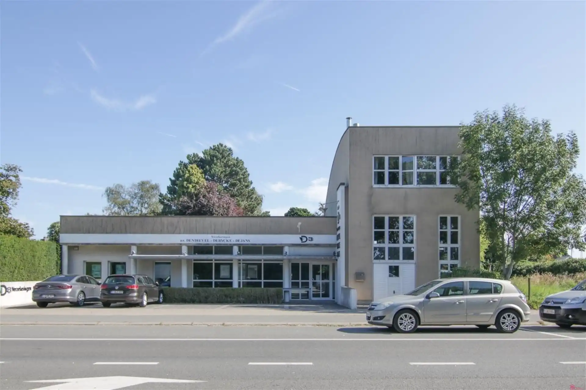 handelseigendom met woonst langs drukke invalsweg foto {{pictureIndex}}