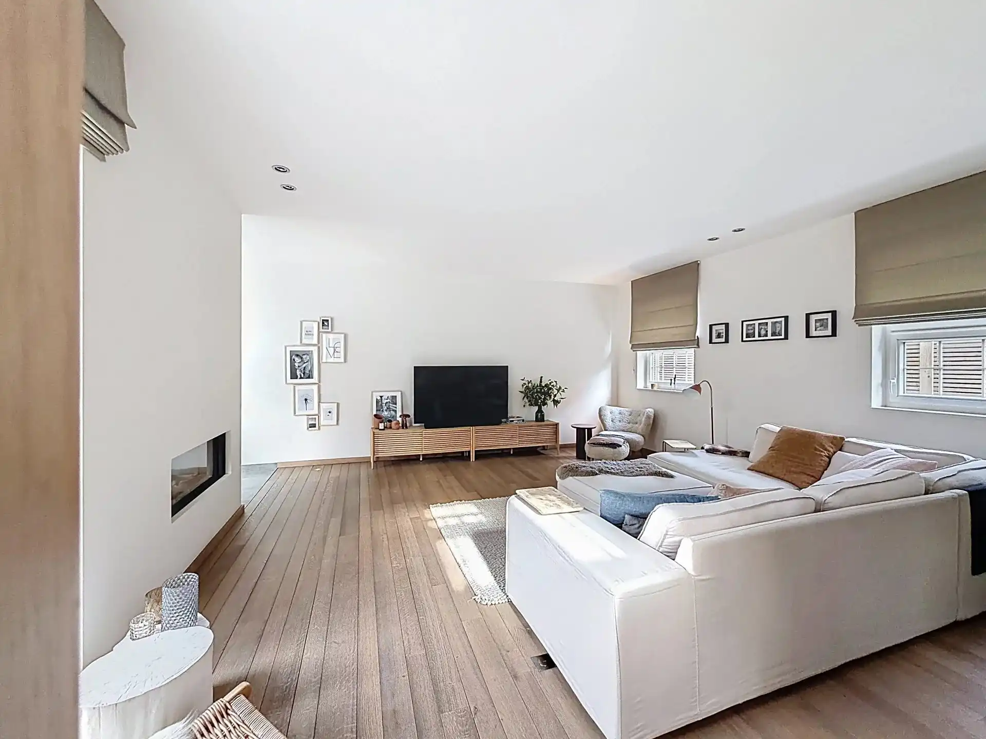 Prachtige luxueus ingerichte woning met 4 slaapkamers en 2 badkamers op een mooi perceel met bijgebouw. foto 8