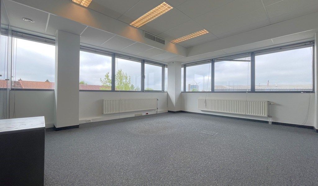 Ingedeelde kantoorruimte met parking te huur in Aartselaar foto 4