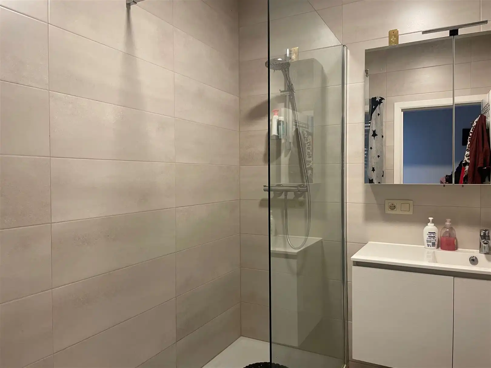 Gerenoveerd 2-slaapkamerappartement met garagebox foto 6