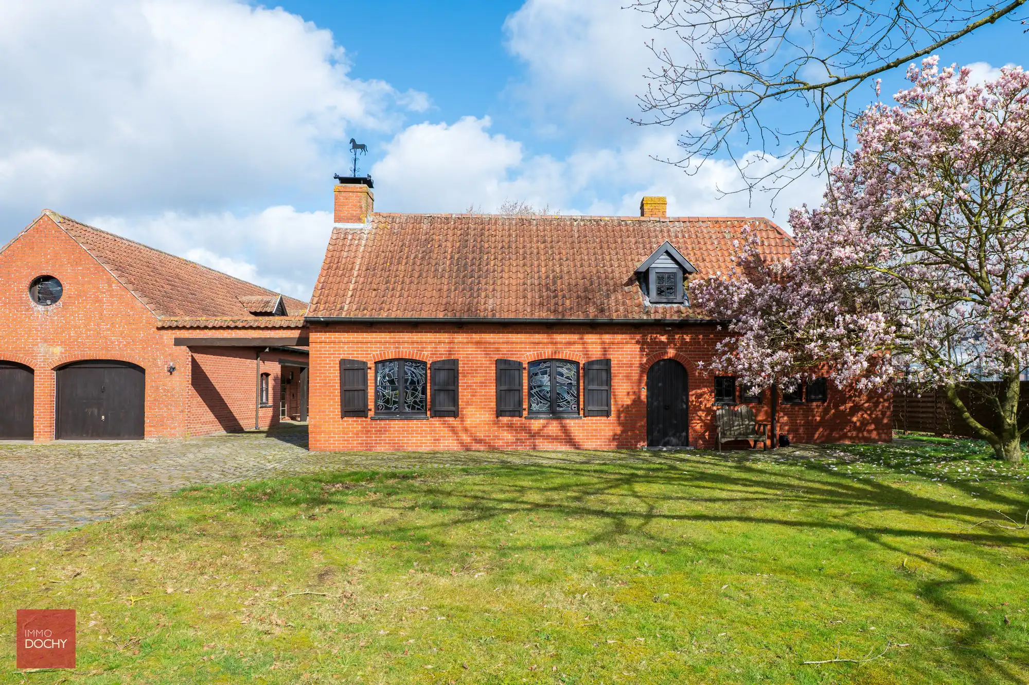 Villa met paardenstallen op 4.876m² foto 3