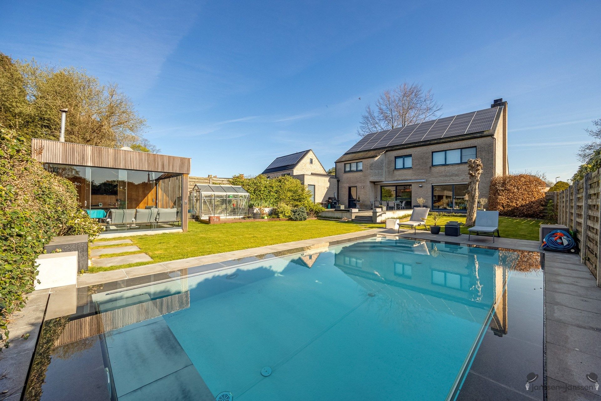 Ruime woning met vijf slaapkamers, vijver en zwembad op 977 m². foto {{pictureIndex}}