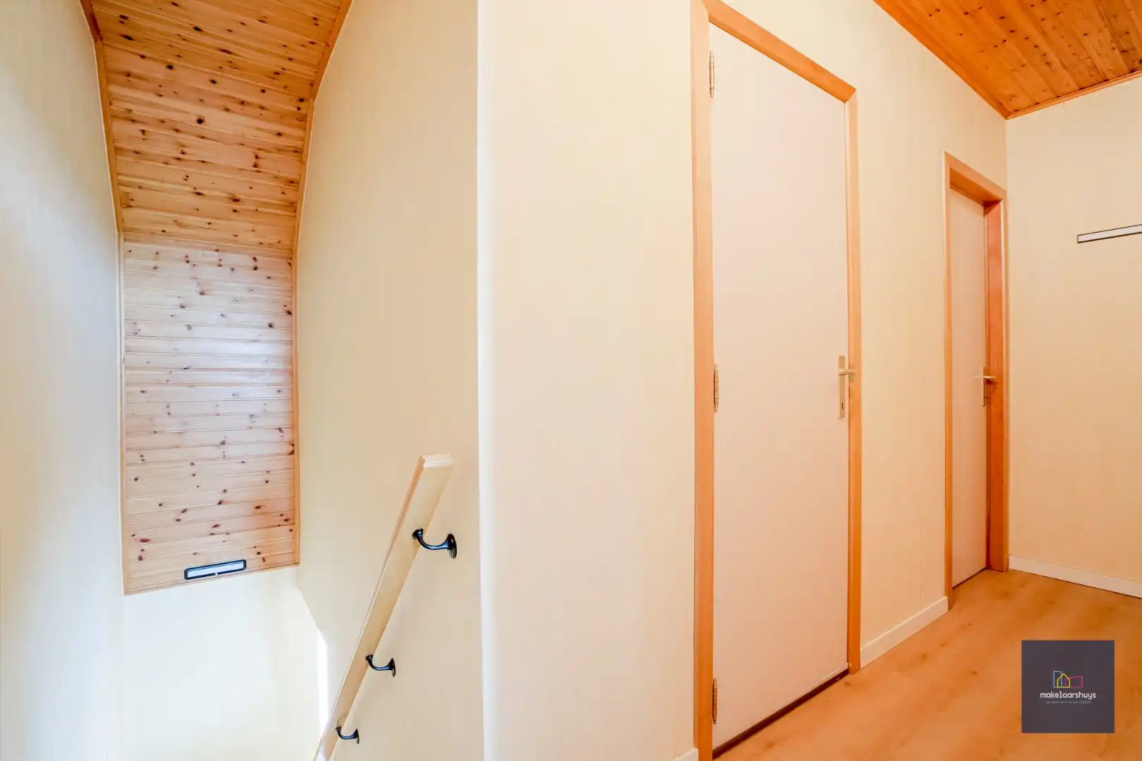 Verzorgde woning in rij met tuin en dubbele garage foto 17