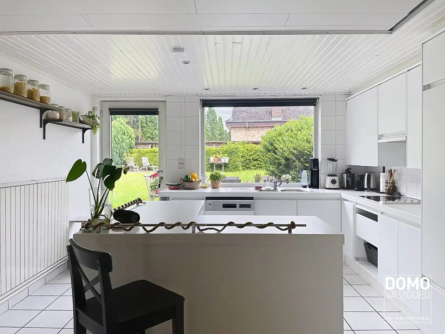 Ruime gezinswoning met 3 slaapkamers en mooie tuin foto {{pictureIndex}}