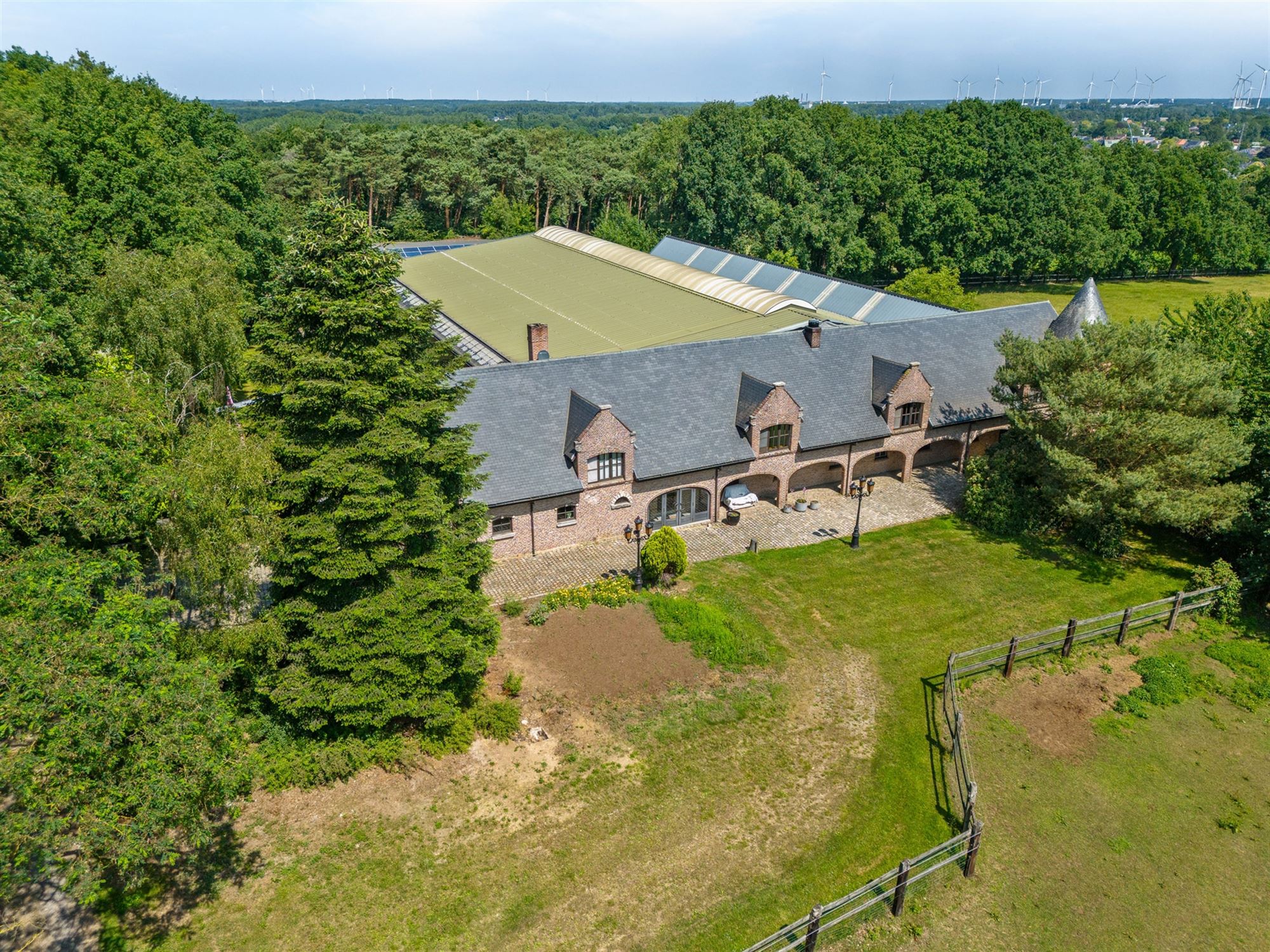UNIEKE EIGENDOM MET 24 PAARDENSTALLEN EN BINNENPISTE OP CA 10 HECTARE TE PAAL-BERINGEN foto 2