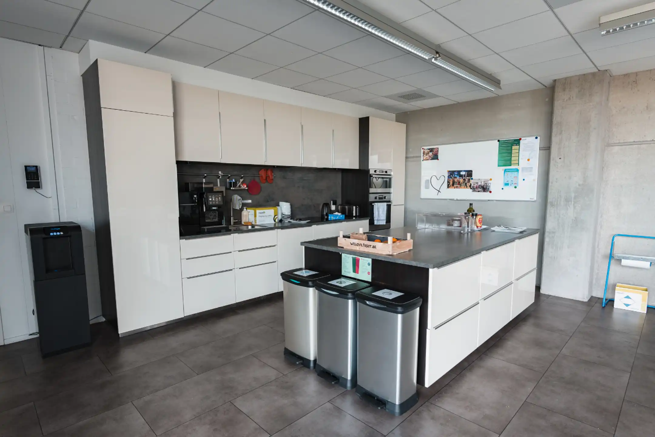 Modern bedrijfsgebouw langs E17 in Zwijndrecht foto 27