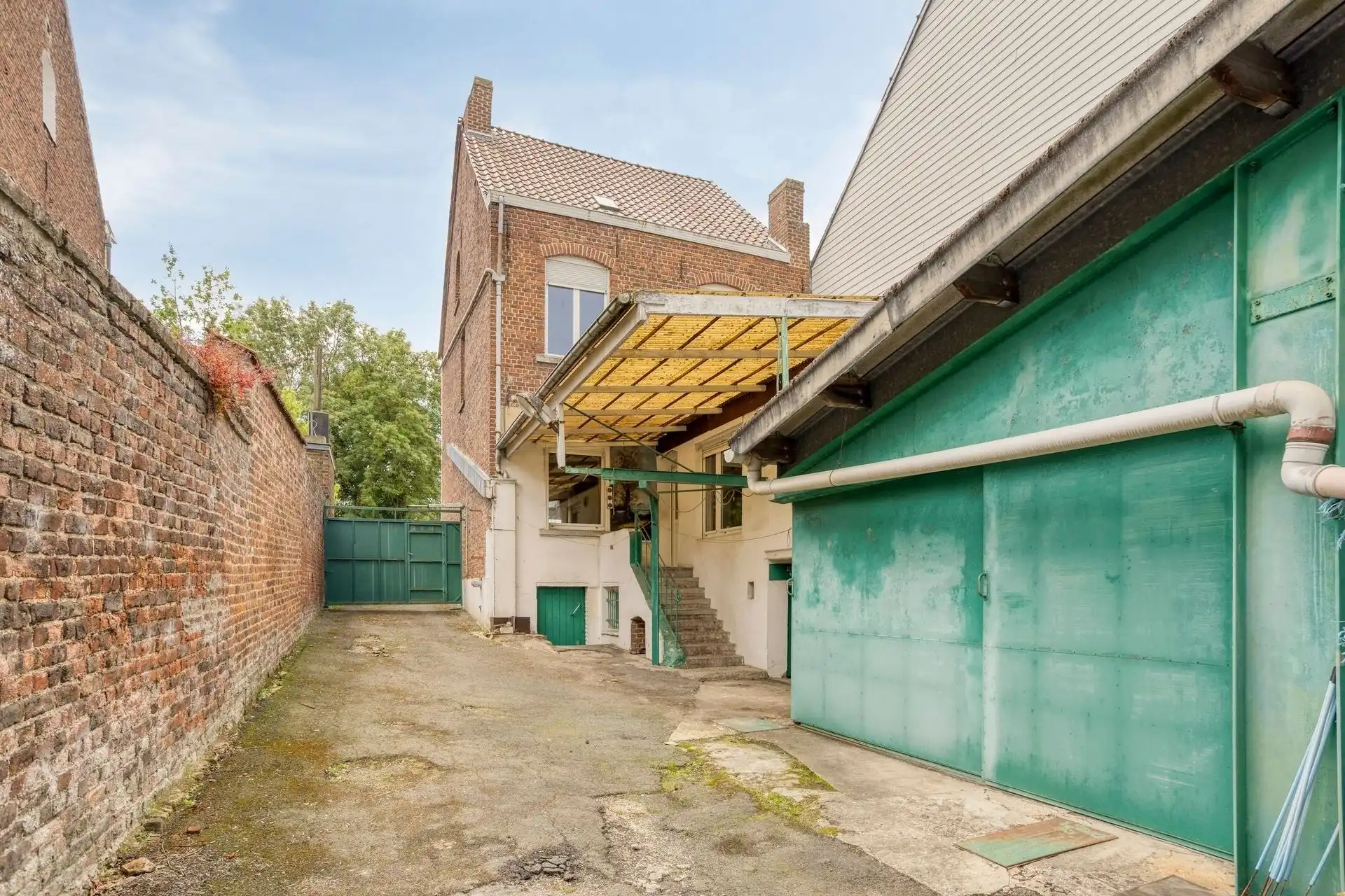 CENTRUM DWORP : groot atelier (+/-220m²) + woning op een perceel van 10are   foto 9