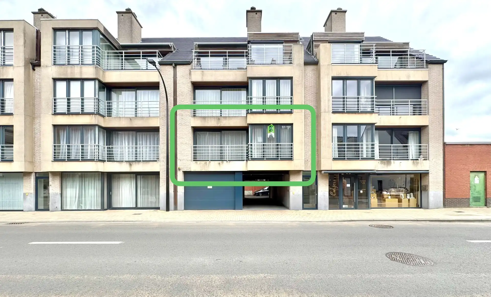 RUIM EN DEGELIJK APPARTEMENT | 2 KAMERS | TERRAS | GARAGE foto 2