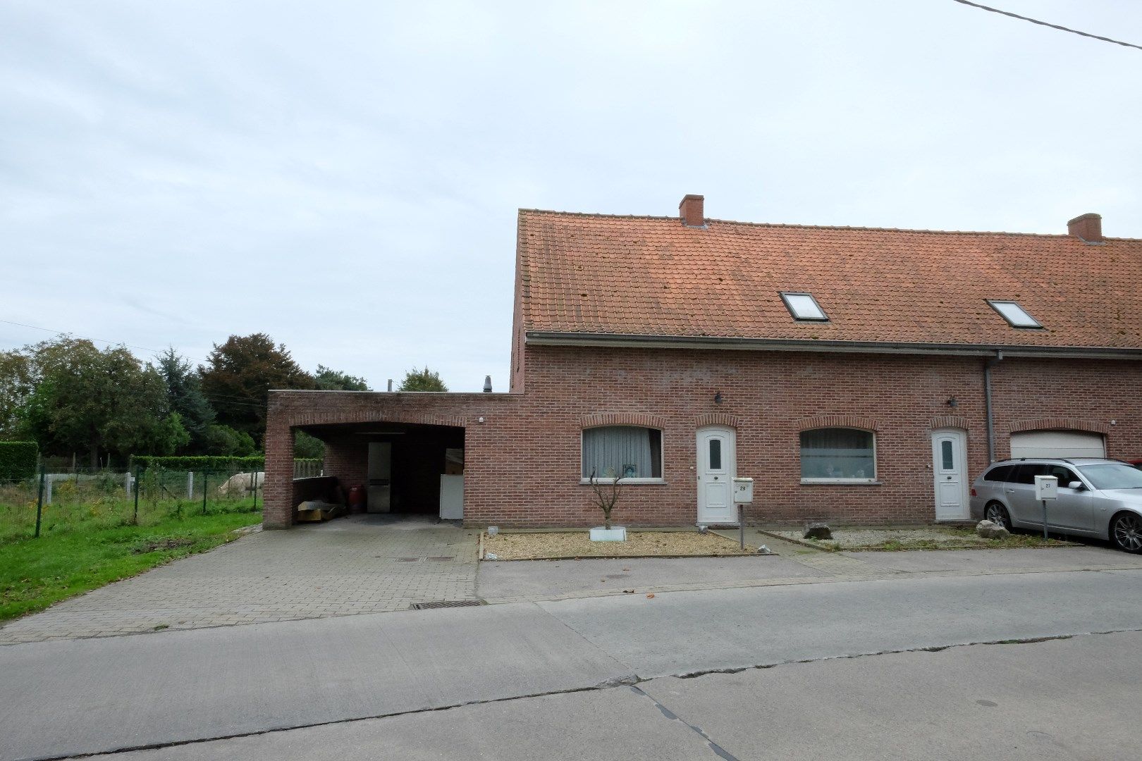 Half open woning met carport  en tuin. foto {{pictureIndex}}