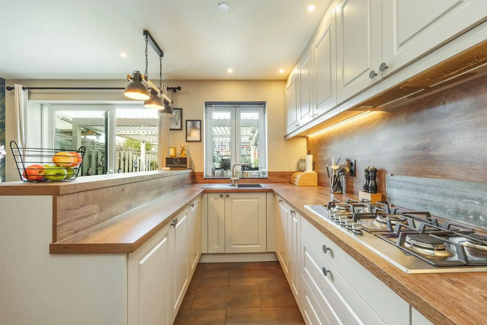 Ruim wonen in Tuinwijk met tuin, garage en vier slaapkamers foto 6