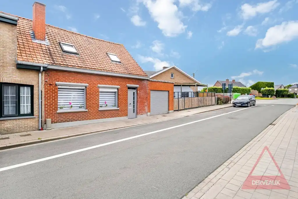 Hoofdfoto van de publicatie: Beselare – Woning met 2 slaapkamers, garage en carport in het centrum