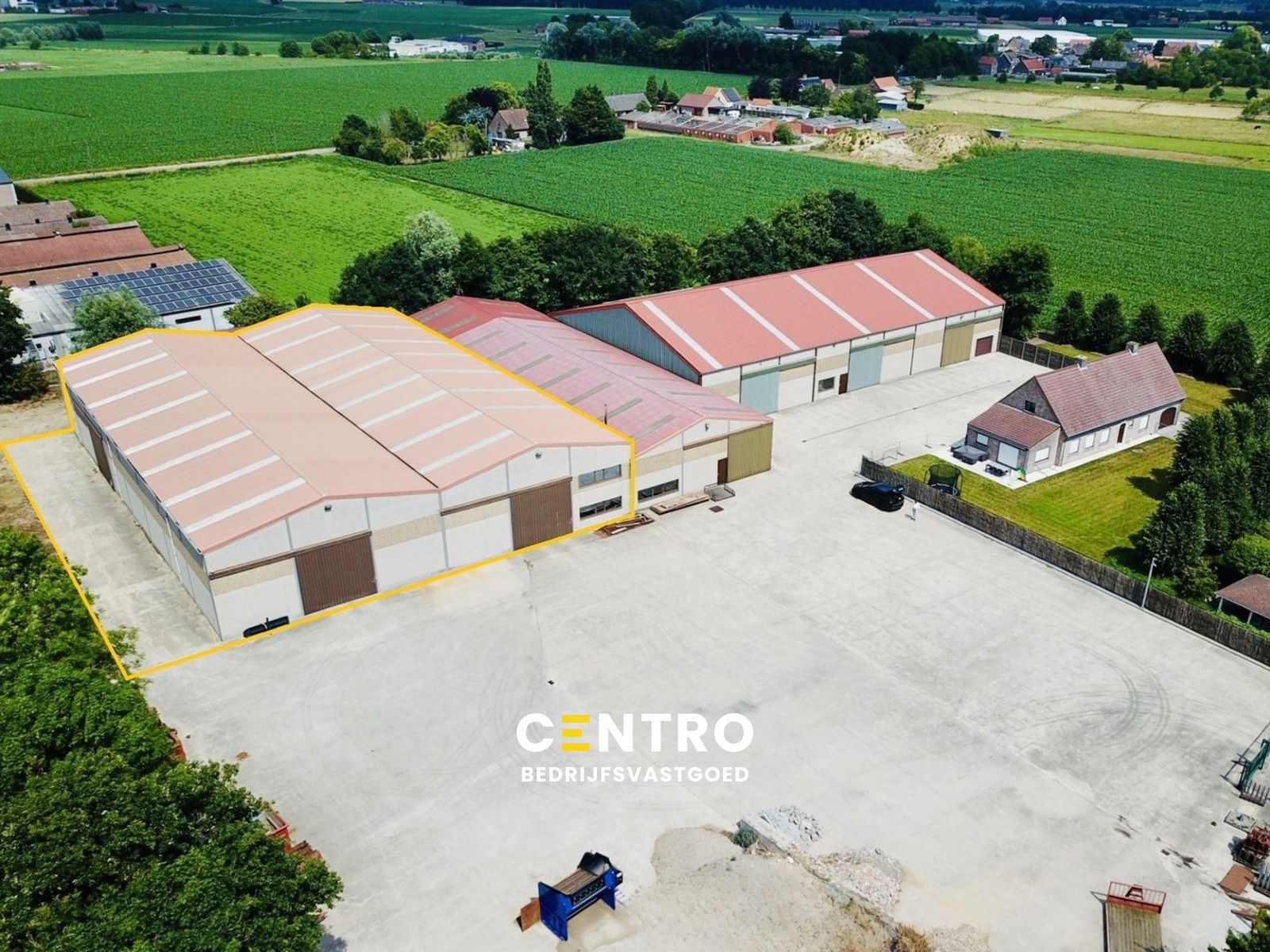 Instapklare MAGAZIJNEN (1.500m²), voorzien van 2 ROLBRUGGEN (5 ton) en geïntegreerde KANTOORRUIMTE met sanitaire voorzieningen. Op ambachtelijke zone te Wingene! foto {{pictureIndex}}