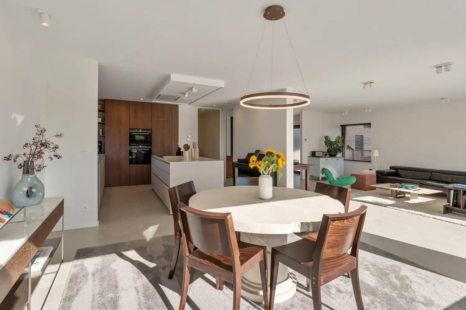 Mooi gerenoveerde woning met ruime kelder op een perceel van maar liefst 14a99ca, gunstig gelegen te Wezemaal. foto 11