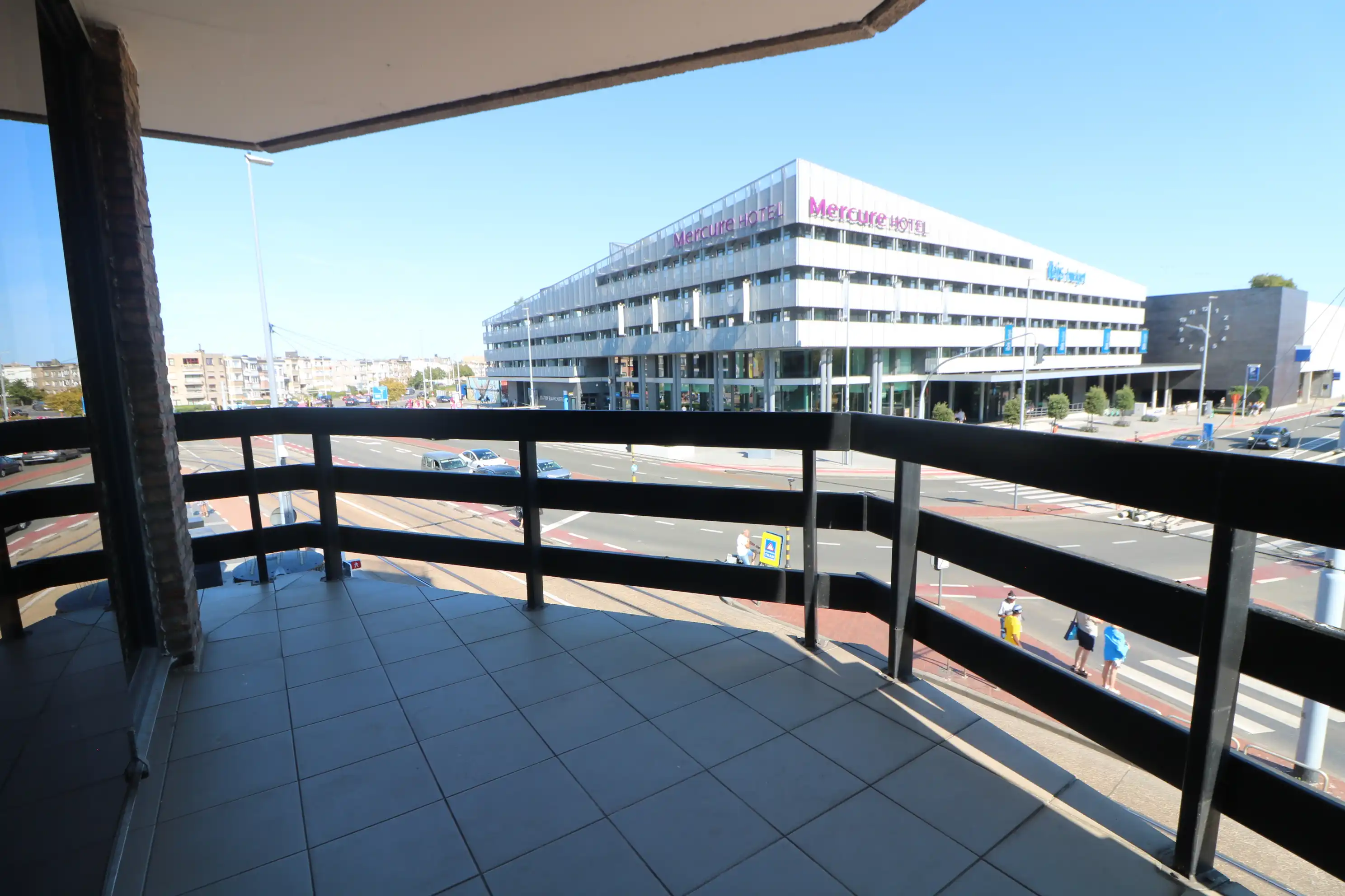Ruim appartement (102 m²) met 2 slaapkamers en uitzicht op het stationsplein van Blankenberge. foto 6
