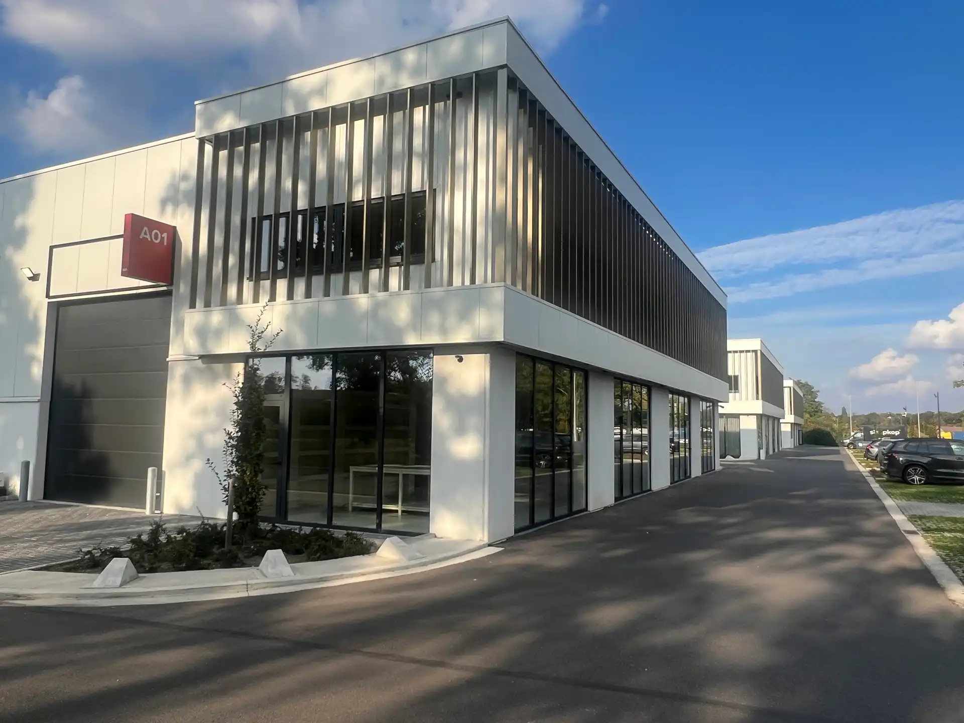 MODERNE KMO-UNIT MET SHOWROOM/KANTOOR IN GENK foto 17