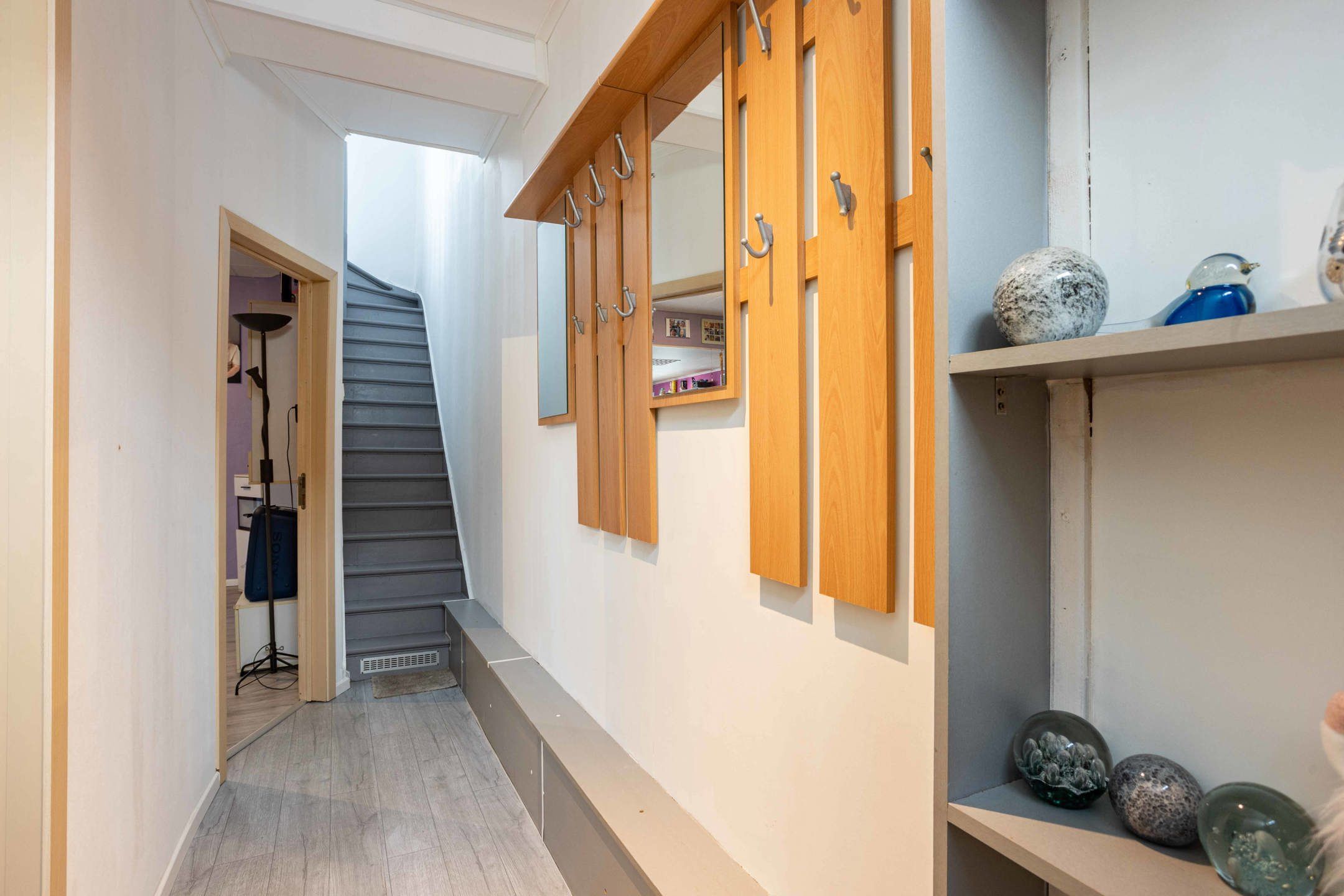 Instapklare rijwoning met garage op rustige locatie in Ronse foto 3