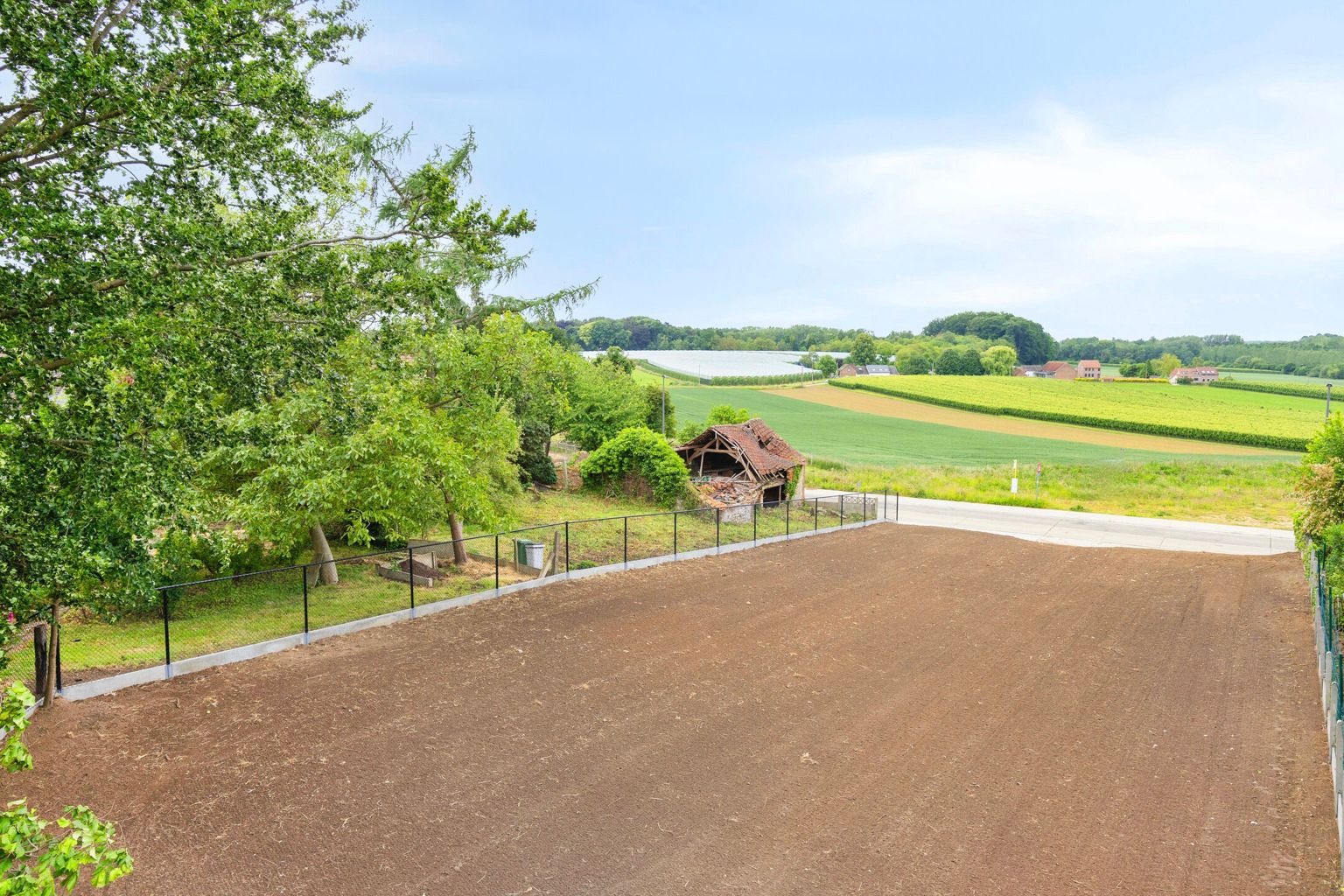 PRACHTIGE BOUWGROND VOOR EEN OPEN BEBOUWING MET VERZICHT foto {{pictureIndex}}