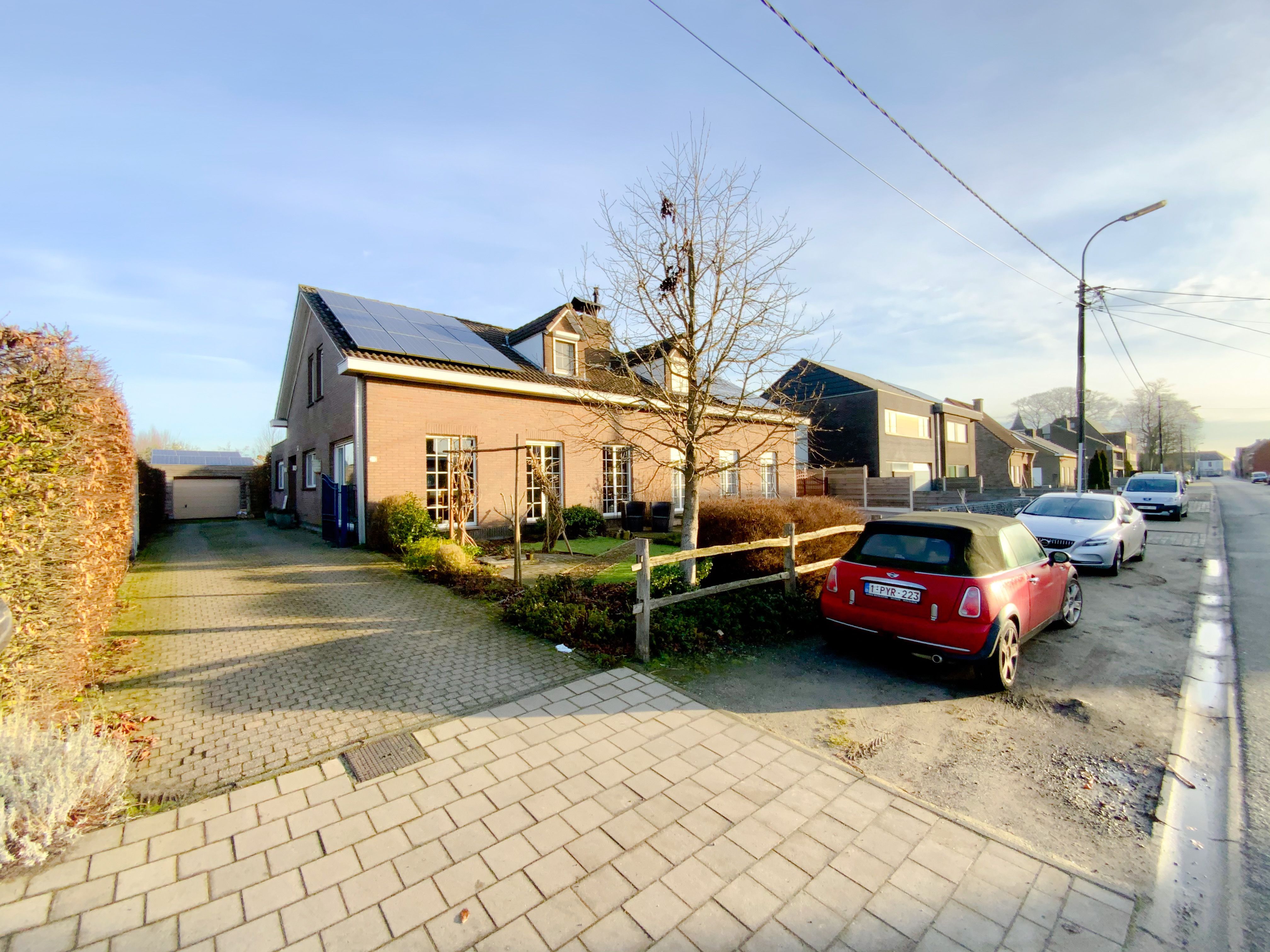 Ruime halfopen vierslaapkamerwoning te Oosteeklo foto {{pictureIndex}}