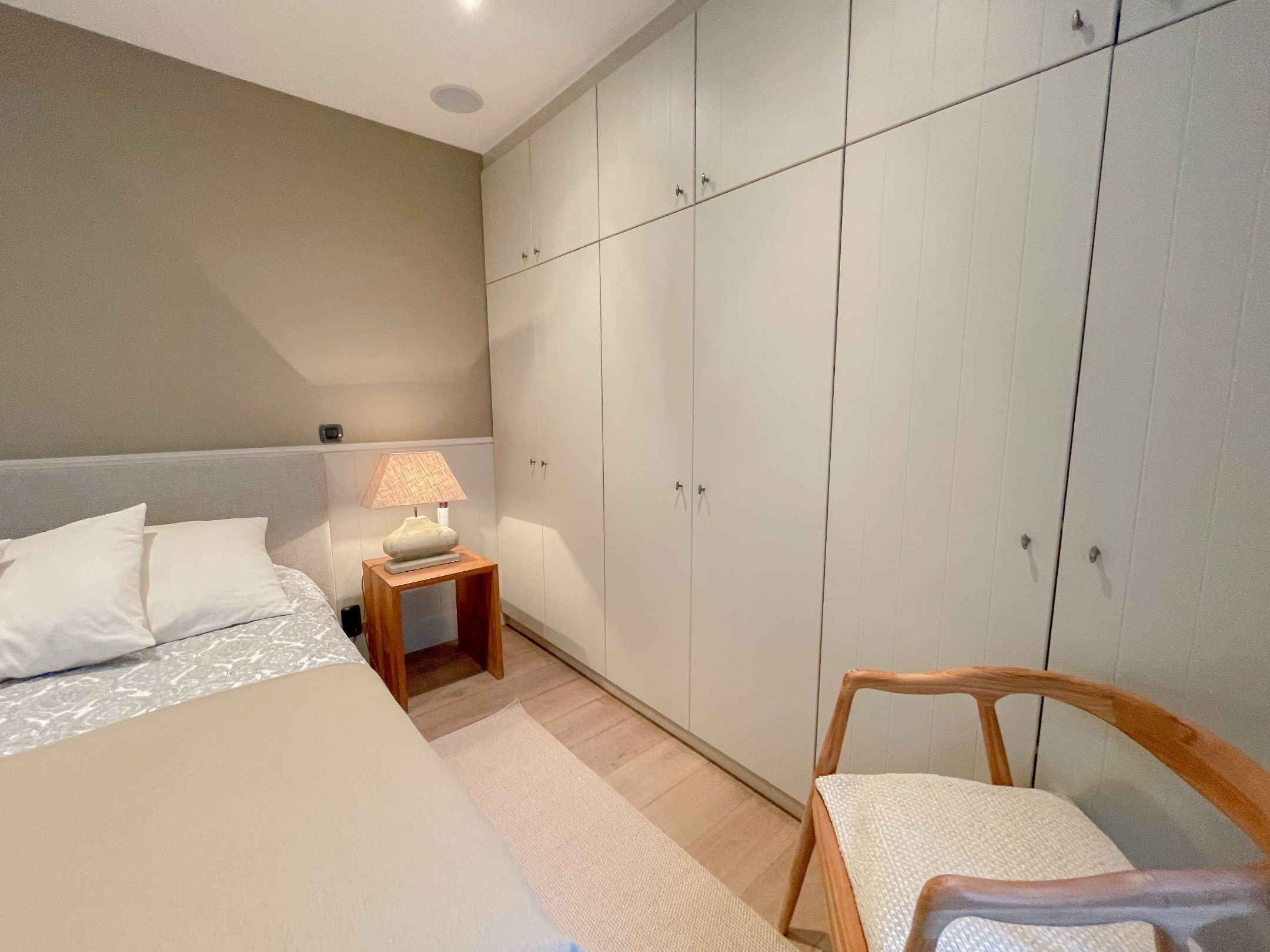 Aangenaam, perfect onderhouden appartement met een ruim terras. foto 18