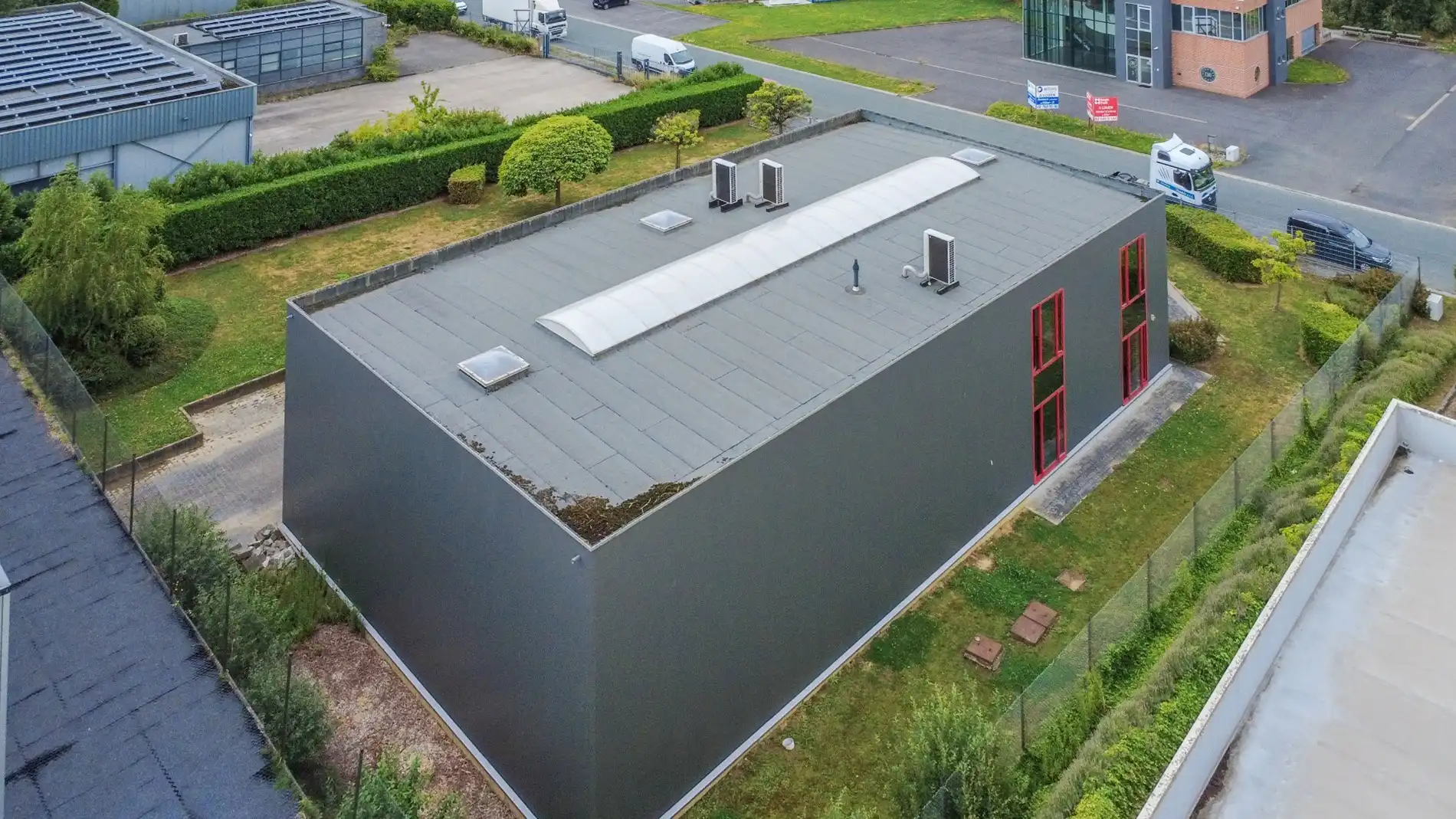 RUIM & COMM TOP GELEGEN INDUSTRIEEL GEBOUW ! foto 5