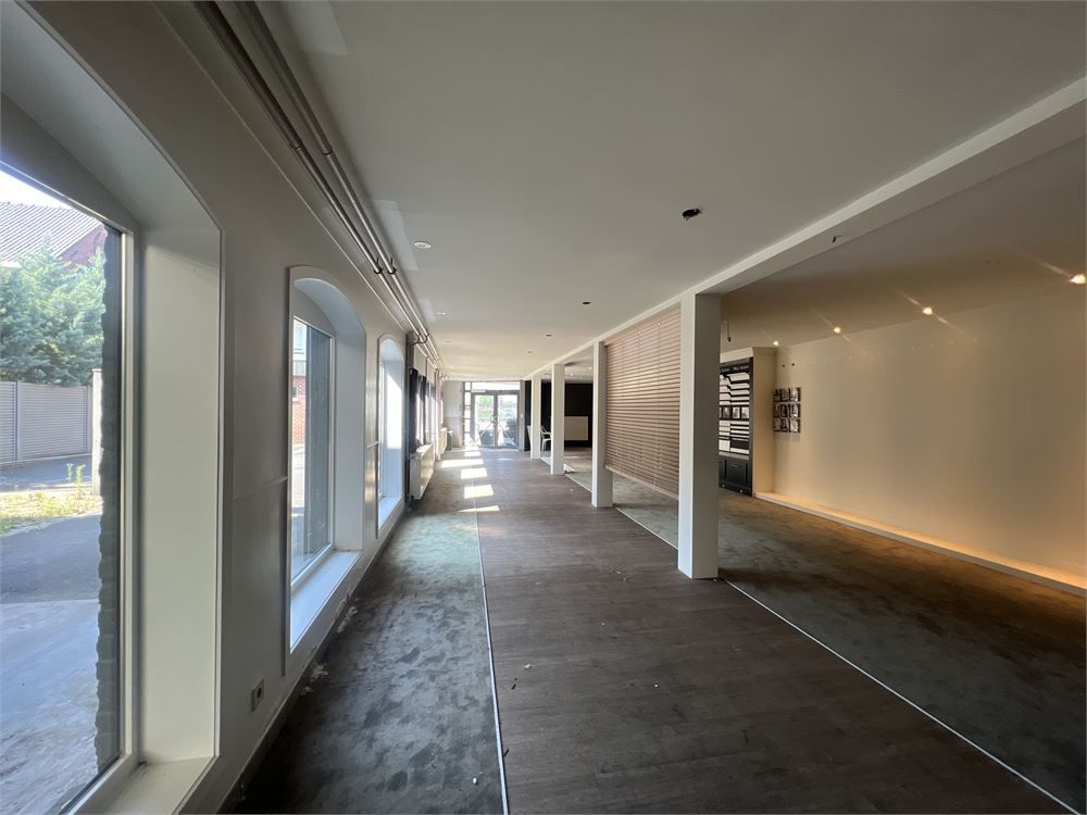 Ruim magazijn (1500m²) op perceel van 1920m²! foto 2