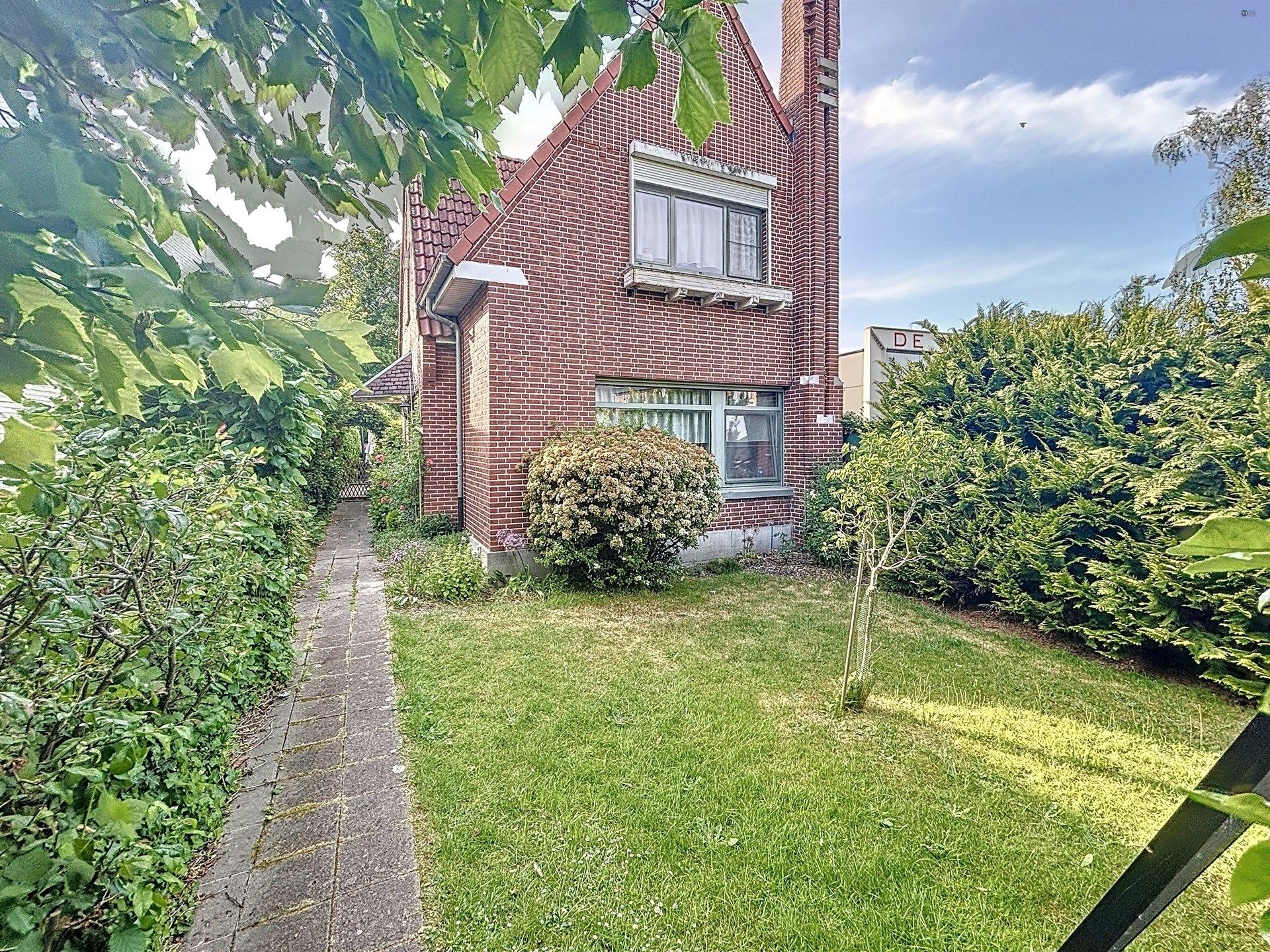 Charmante woning met garage op perceel van 522m² foto 9