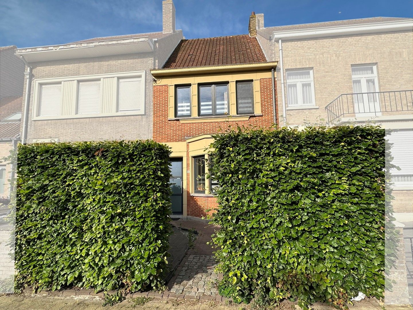 Gerenoveerde woning met zonnige tuin in het hartje van Koksijde-dorp. foto {{pictureIndex}}