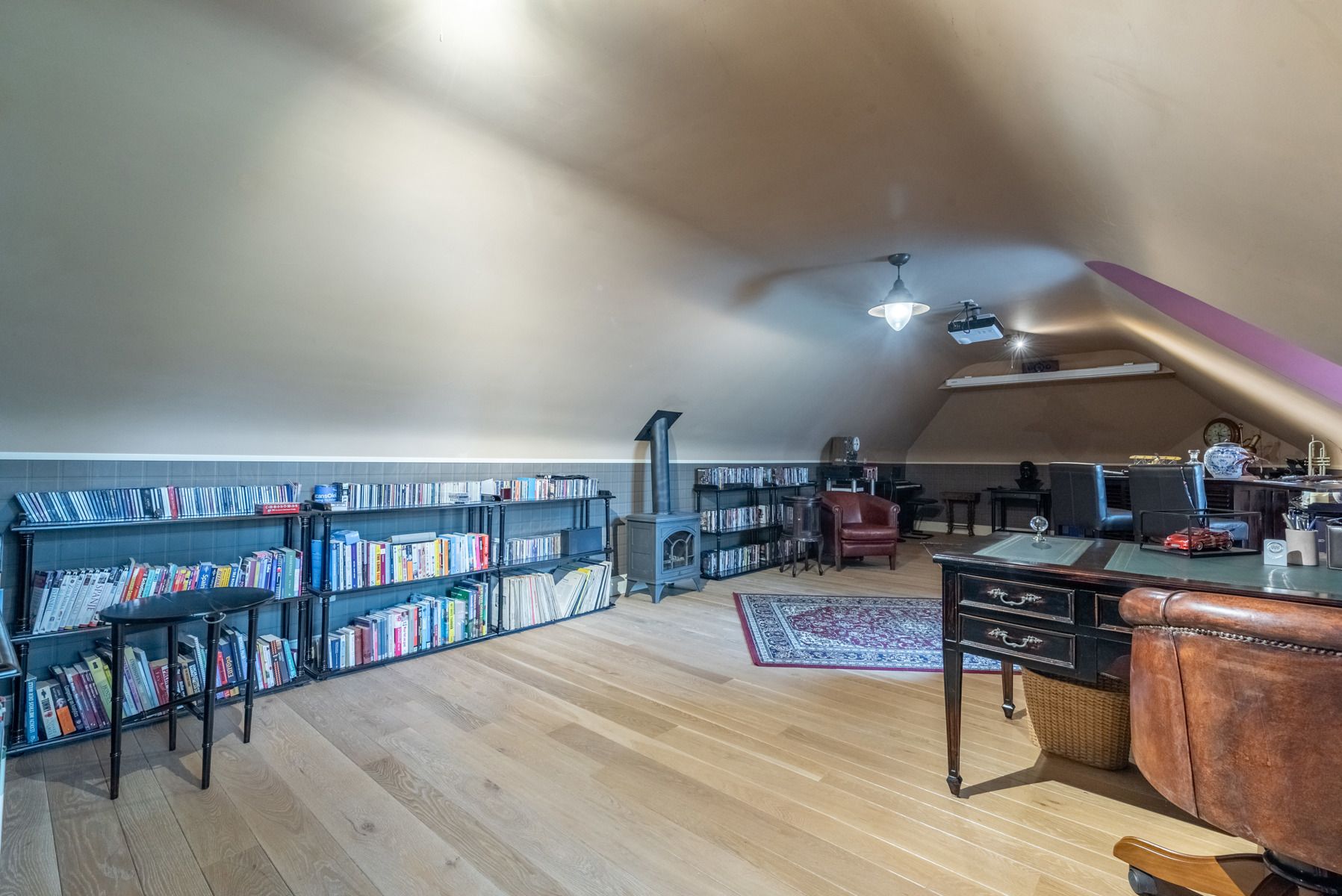 Riante villa met 5 slaapkamers, 4 badkamers en binnenzwembad foto 12